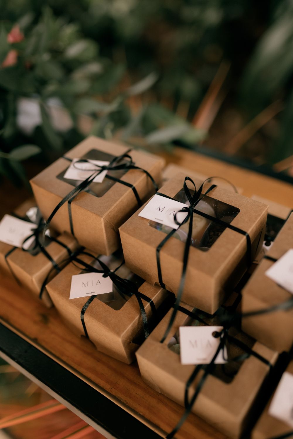 Geschenkdozen van kraftpapier met zwart lint, klaar voor verzending